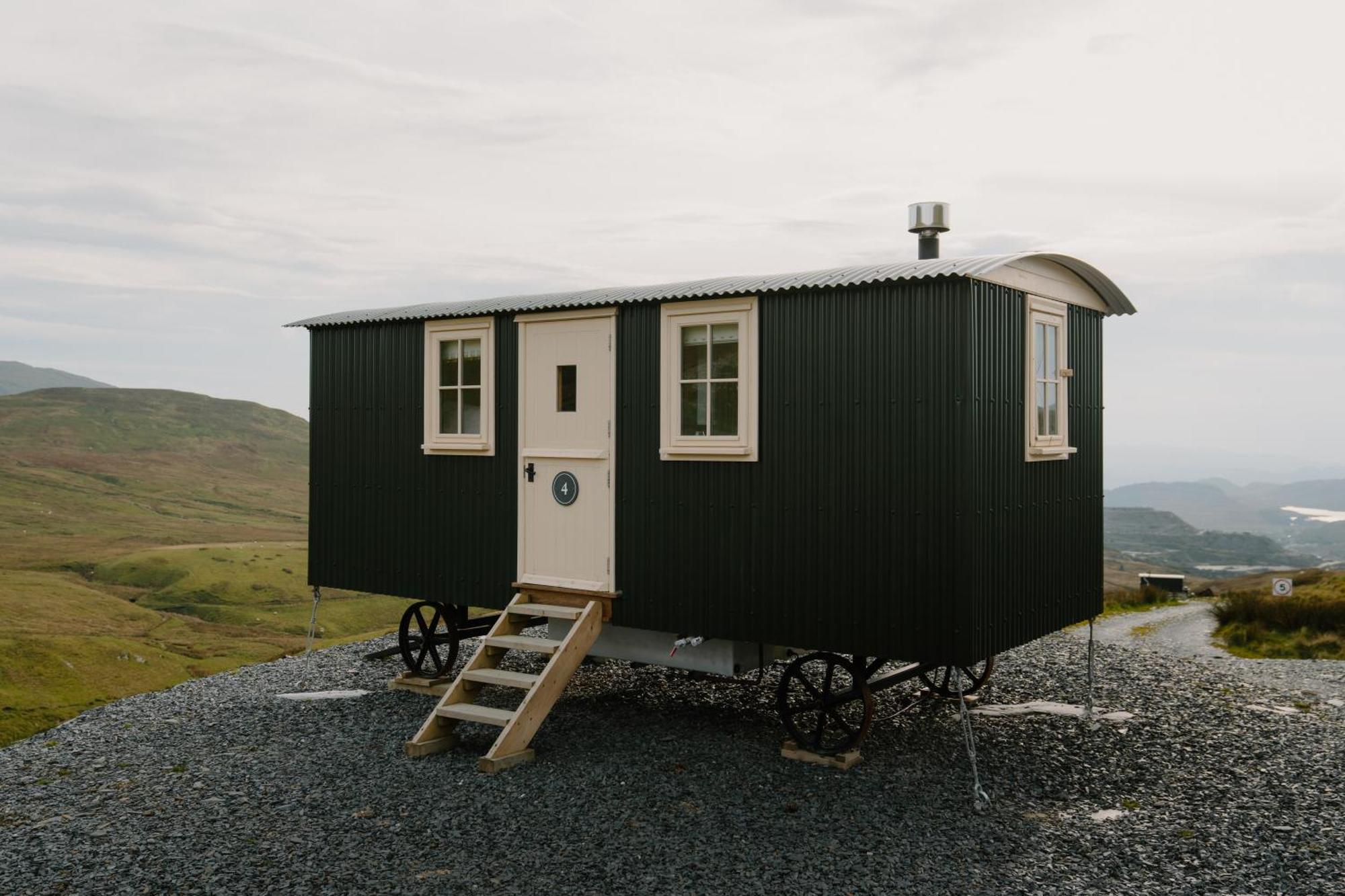 Barlwyd Glamping 호텔 블레노페스티니오그 외부 사진